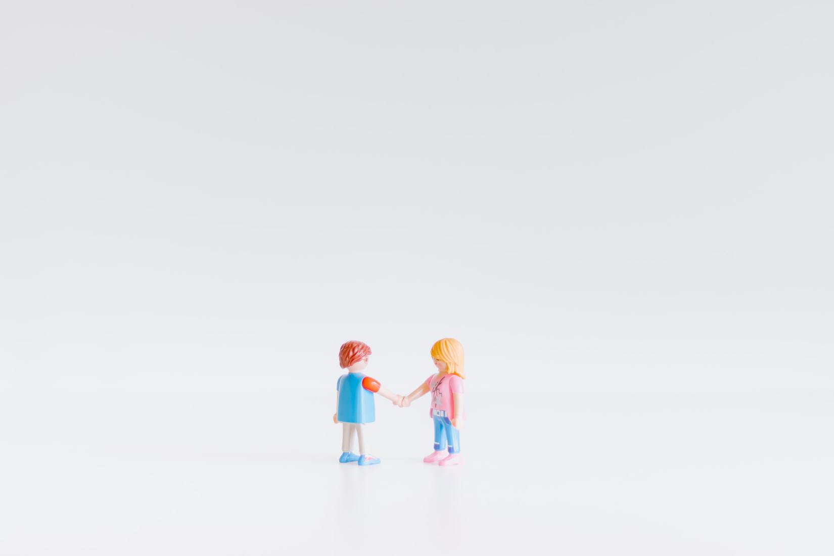 Plastic figures shaking hands